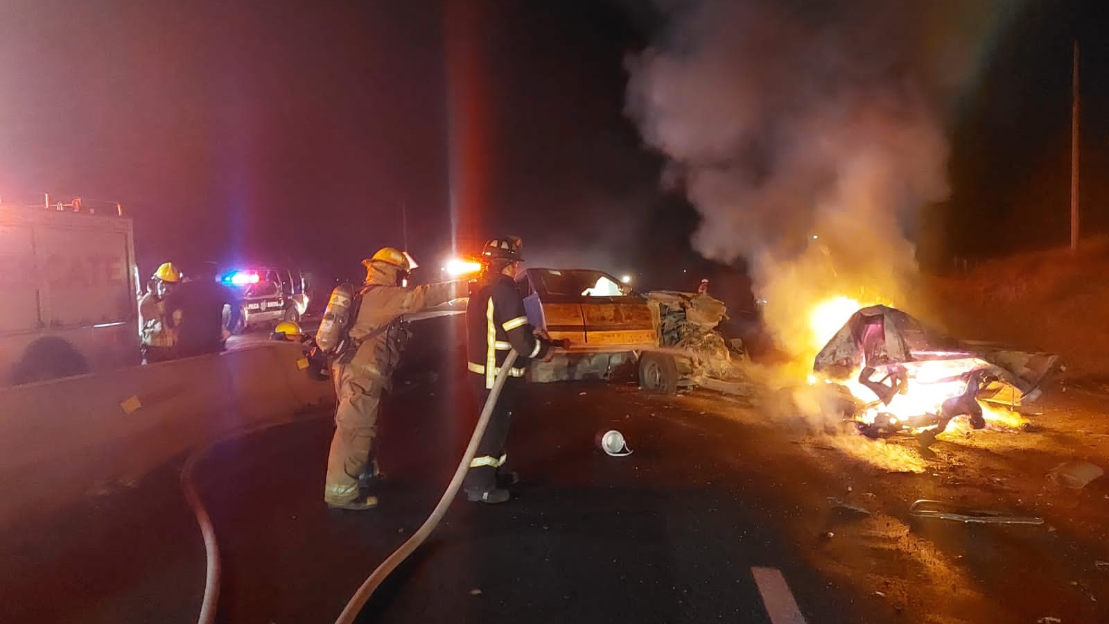 Dos vehículos incendiados y 9 personas lesionadas dejó un accidente el domingo en la Carrera SMA – Celaya