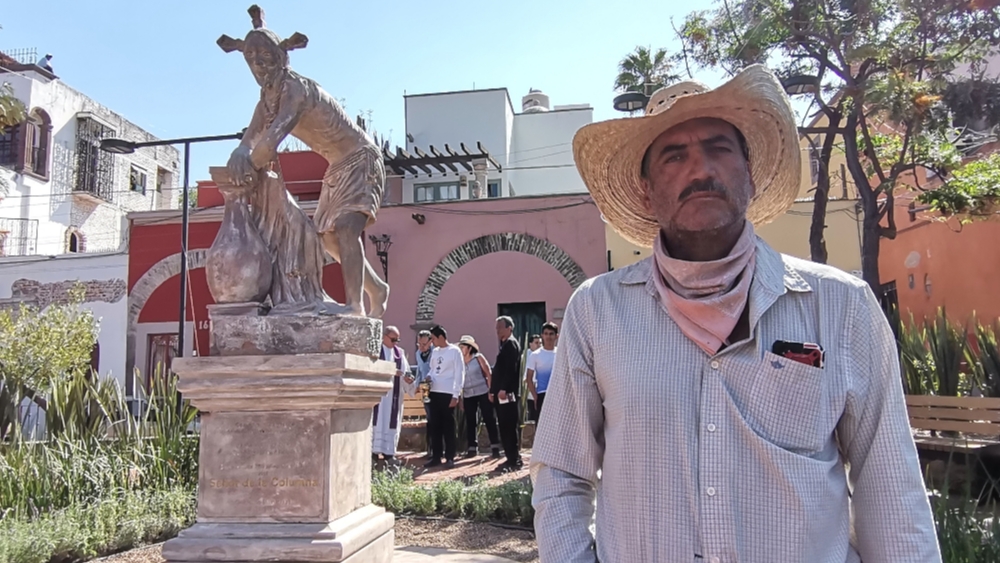 Él es Jorge Godinez, el artesano sanmiguelense que con sus manos y un cincel construyó al Señor de la Columna en Cantera