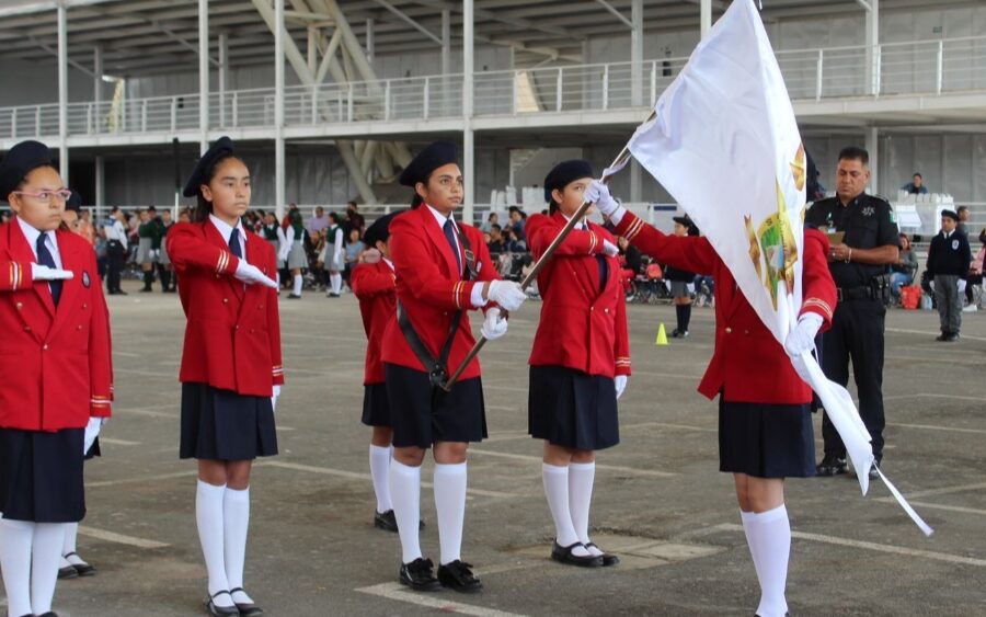 Con viajes culturales premian a escuelas ganadoras de concurso de escoltas en León