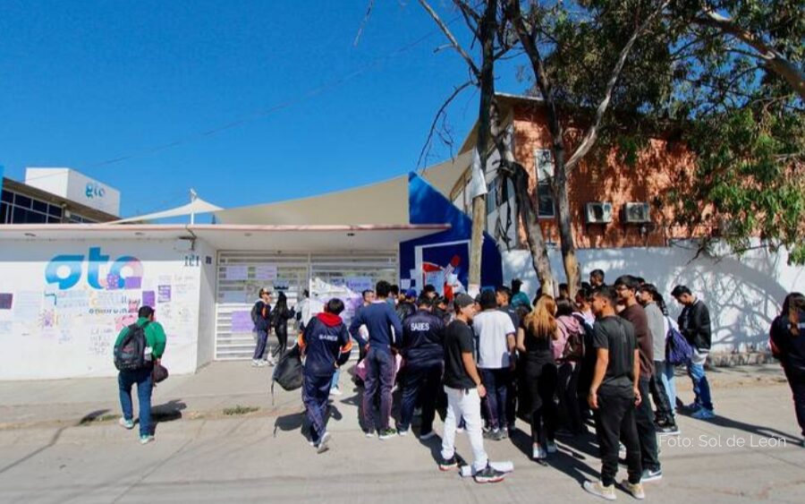 En León estudiantes de SABES protestan por acoso sexual de maestros y despido de maestra que los orientó