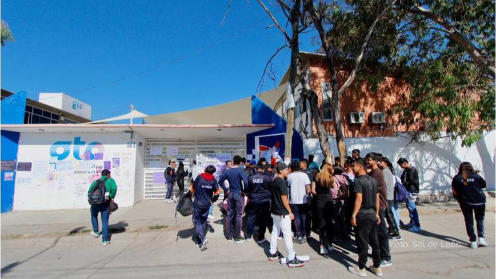En León estudiantes de SABES protestan por acoso sexual de maestros y despido de maestra que los orientó