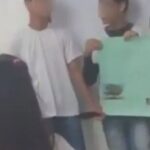 VIDEO. Estudiante de secundaria ataca con bolígrafo a compañera que se burló de él en una exposición