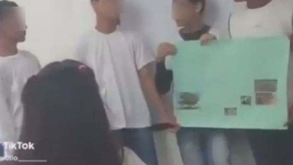 VIDEO. Estudiante de secundaria ataca con bolígrafo a compañera que se burló de él en una exposición