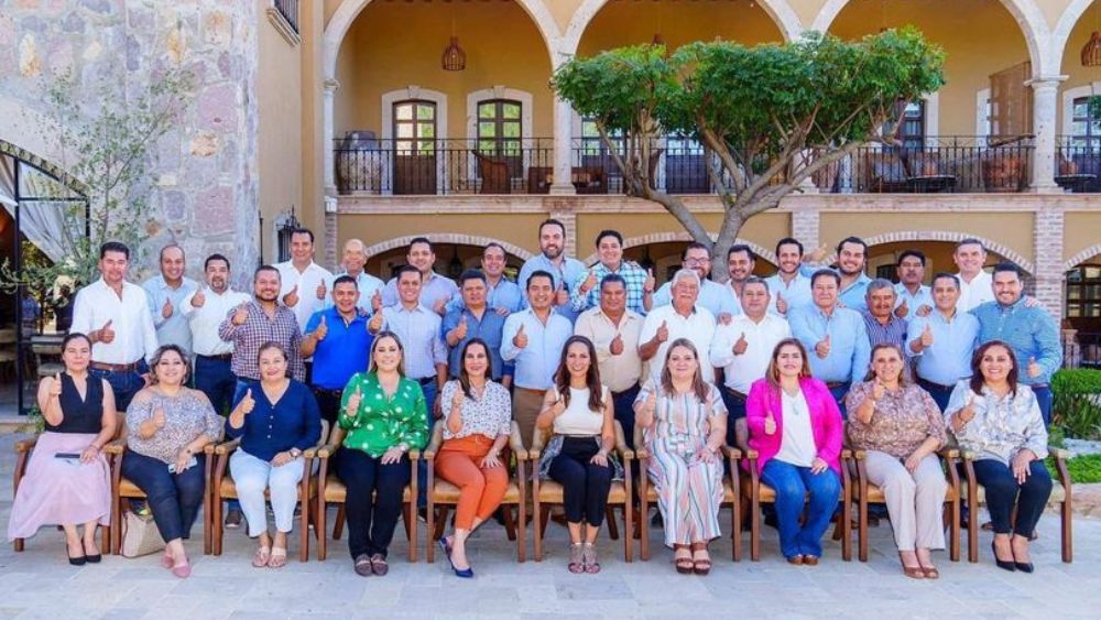 Se unen alcaldes PAN, PRI y PRD de Guanajuato para tomarse la foto junto a Secretaria de Desarrollo Social