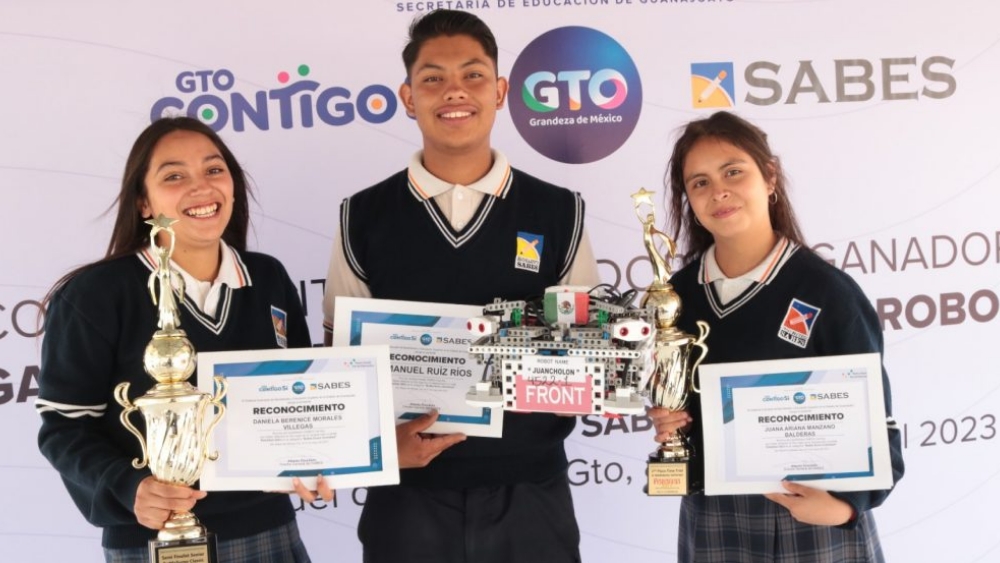 Estudiantes del SABES Cerritos y su coach, fueron reconocidos por dirección general y autoridades del estado Guanajuato