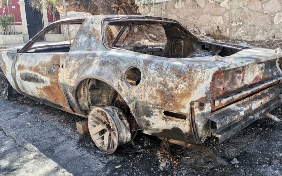 Coche de modelo antiguo que se quemó en la calle de Moras, sigue en el lugar