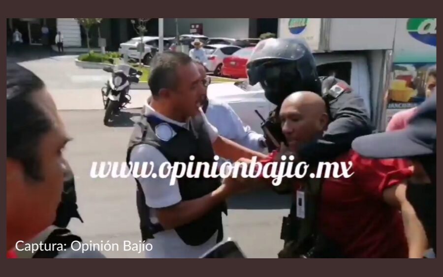 En Irapuato policías agredieron a un periodista durante una manifestación este martes