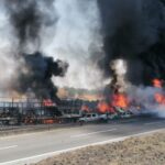 Choque múltiple en la autopista Zapotlanejo – Lagos de Moreno deja varios autos y trailers incendiados y 7 lesionados
