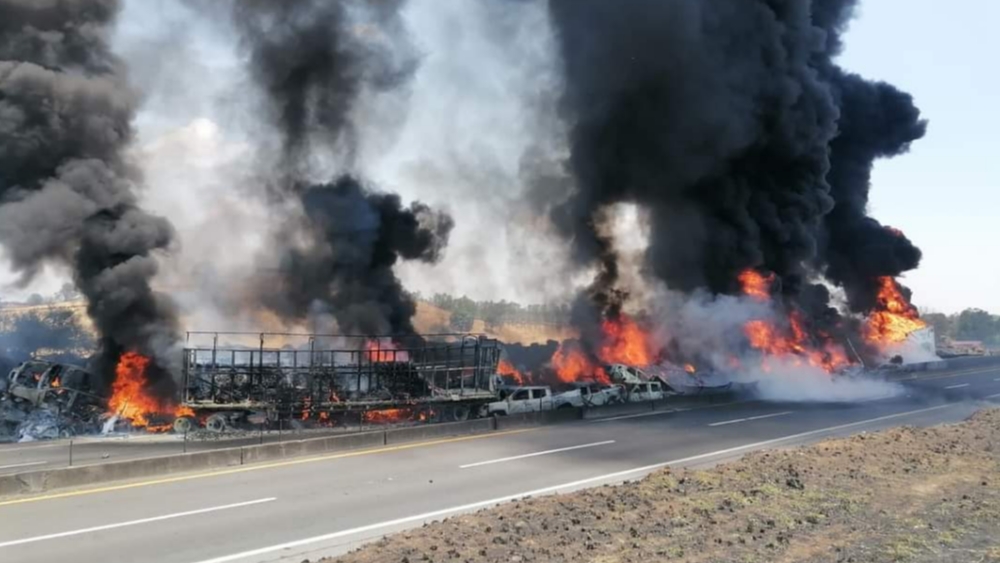 Choque múltiple en la autopista Zapotlanejo – Lagos de Moreno deja varios autos y trailers incendiados y 7 lesionados