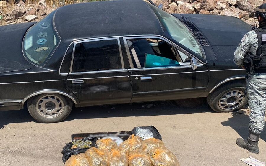 GN asegura en Guanajuato 1,300 dosis de aparente cristal y marihuana hallados en un auto abandonado