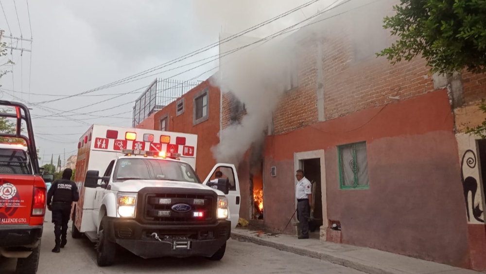 Controlan incendio de una casa y ponen a salvo a sus habitantes en la colonia Santa Rosa en San Miguel de Allende