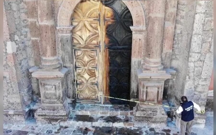 Incendian puerta de Templo de Santo Domingo en San Juan del Río, Querétaro