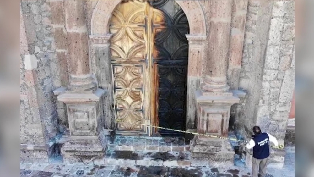 Incendian puerta de Templo de Santo Domingo en San Juan del Río, Querétaro