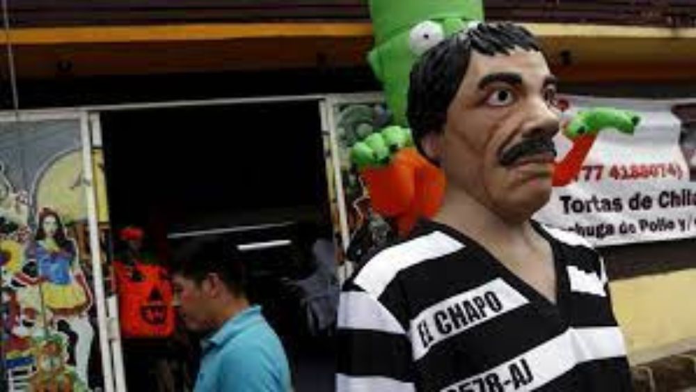 En Sinaloa montan operativo contra disfraces ‘narcos’, decoraciones de ejecuciones en casas y autos