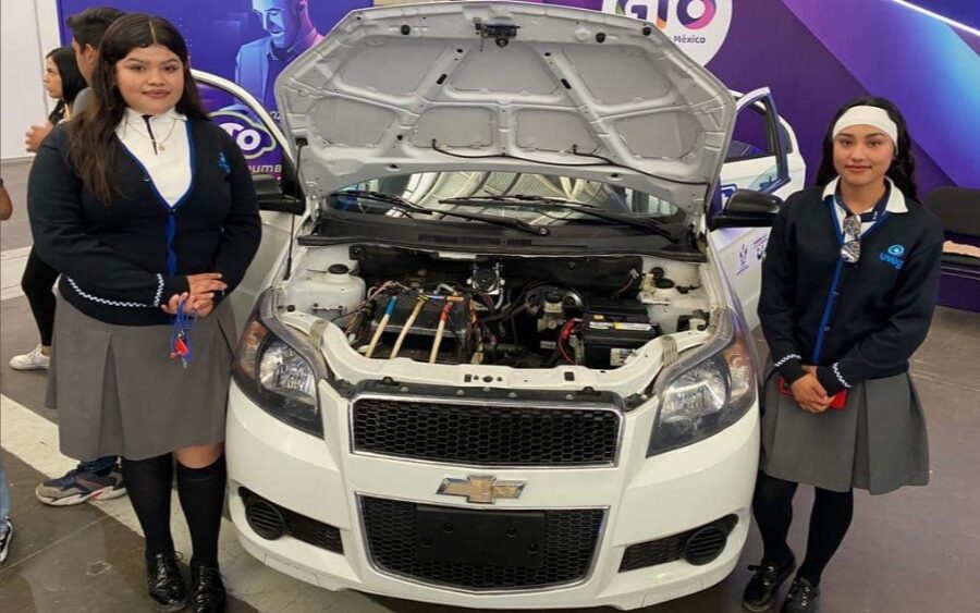 De juventino Rosas para el mundo; Estudiantes transforman auto de combustión a eléctrico