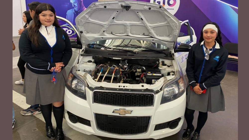 De juventino Rosas para el mundo; Estudiantes transforman auto de combustión a eléctrico