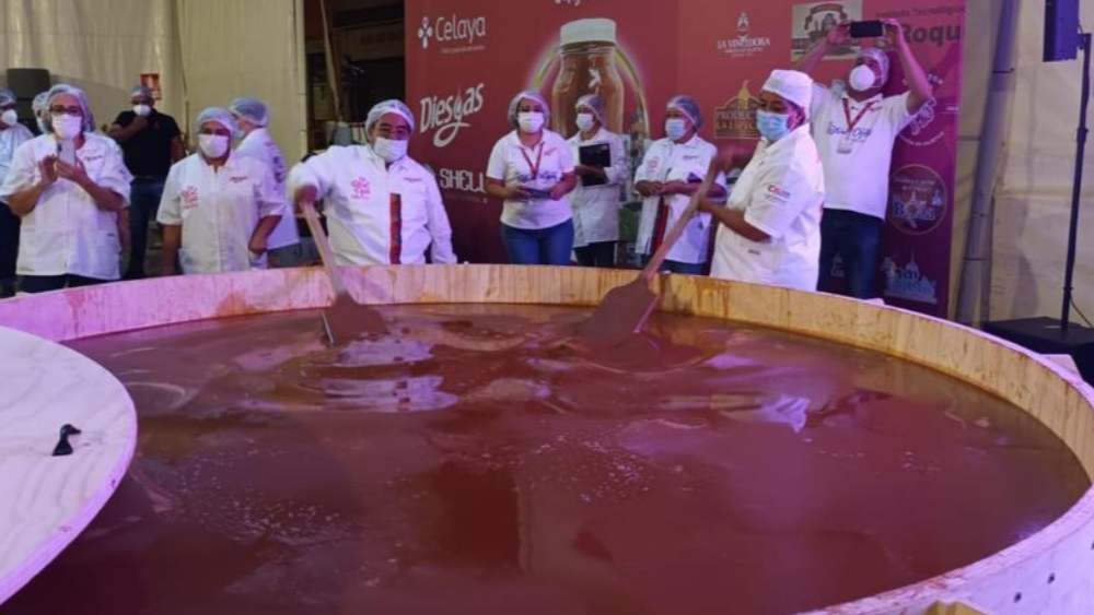 Celaya rompe Récord Guiness al hacer el dulce de leche más grande del mundo