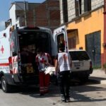 Paramédicos de Cruz Roja de San Miguel de Allende ayudan a bebé a llegar; a su mami la tuvieron que llevar al hospital