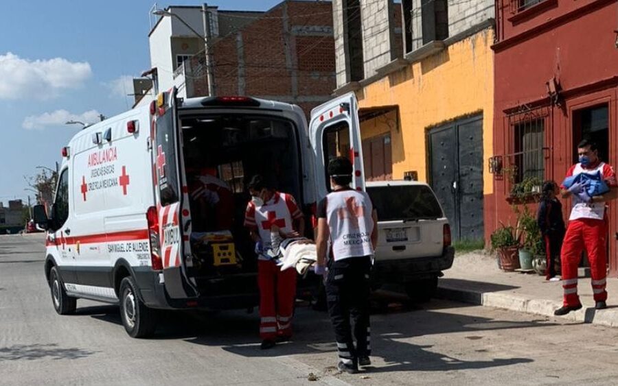 Paramédicos de Cruz Roja de San Miguel de Allende ayudan a bebé a llegar; a su mami la tuvieron que llevar al hospital