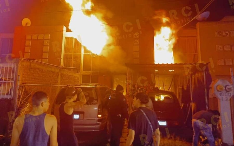 Falla en lucecitas provoca incendio de casa y muere mamá y sus 2 hijos