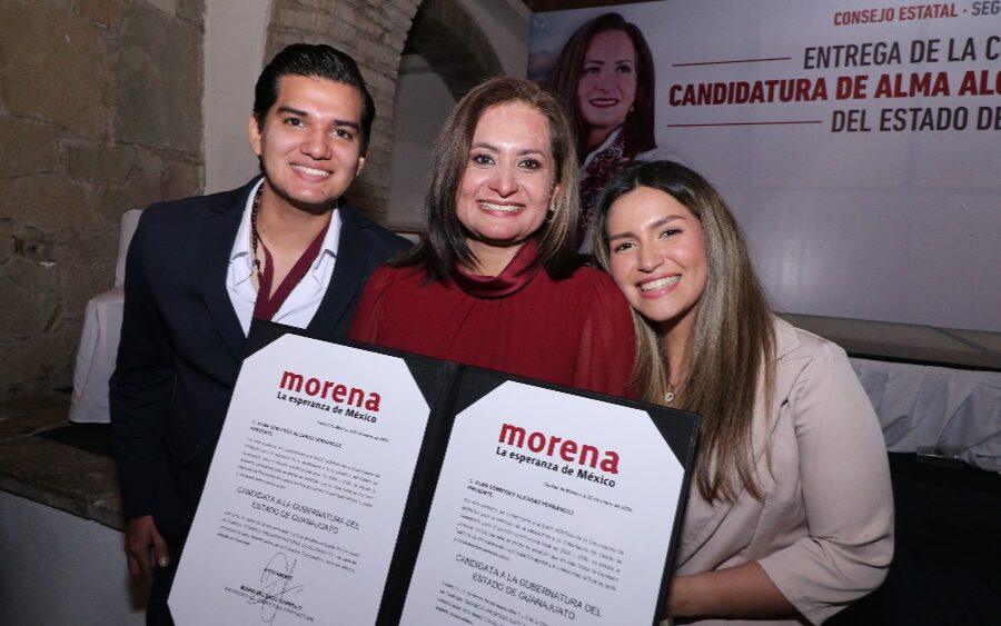 Alma Alcaraz recibió su constancia que la acredita como candidata oficial de MORENA a la gubernatura