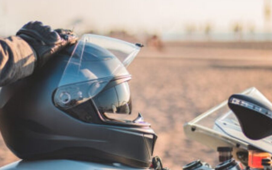 Motociclista usa tu casco de seguridad, evita multas y cuida tu vida