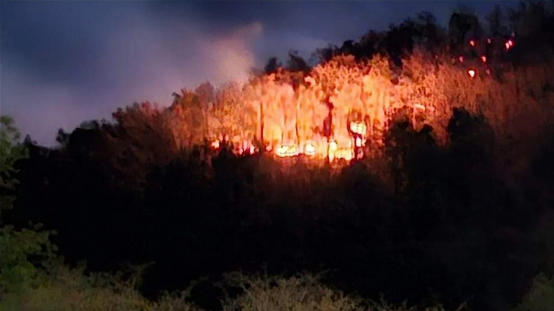 Cuerpos de emergencia de Guanajuato Capital continúan combatiendo incendio en Sierra de Santa Rosa