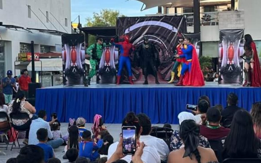 Un espectáculo de super héroes y talleres, tuvieron los niños en la Plaza La Luciérnaga