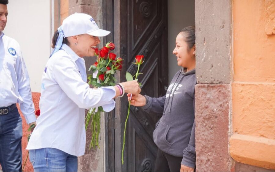 Verónica Agundis recorre calles del centro de SMA para felicitar a mamás por su día