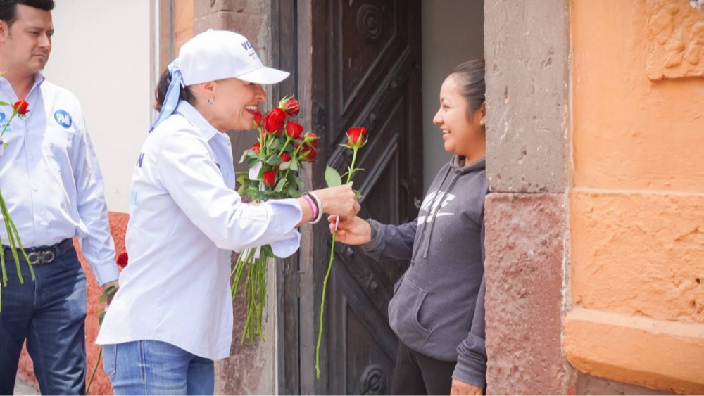 Verónica Agundis recorre calles del centro de SMA para felicitar a mamás por su día