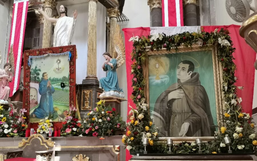 Hoy es día de San Pascual Bailón, el santo de los cuadros de locos de San Miguel de Allende