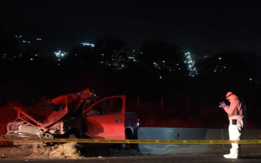 Conductor choca con caballo en Querétaro y los dos pierden la vida