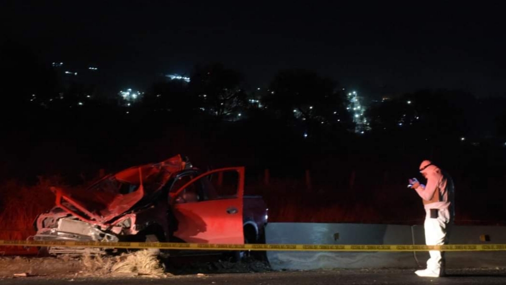 Conductor choca con caballo en Querétaro y los dos pierden la vida