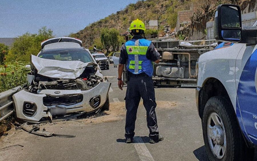 Camioneta pierde el control y choca frente a un automóvil que se dirigía a Querétaro