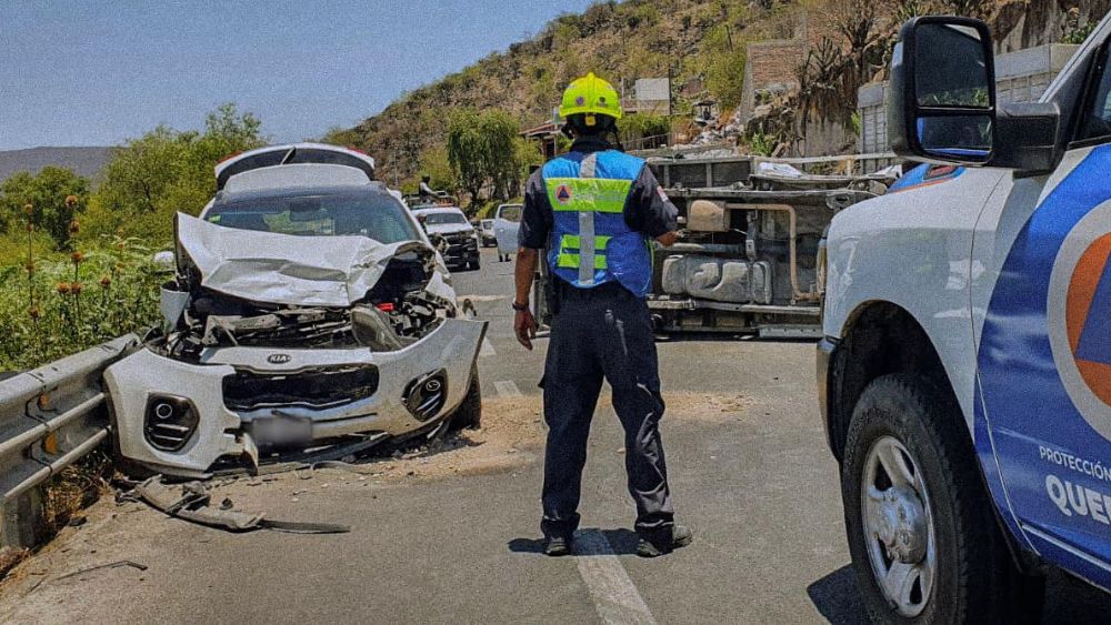 Camioneta pierde el control y choca frente a un automóvil que se dirigía a Querétaro