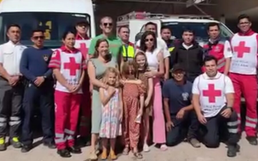 Con un refrigerio, papás de menor rescatada en piscina agradecen a bomberos de SMA