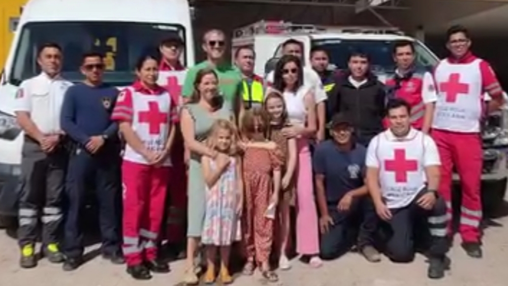 Con un refrigerio, papás de menor rescatada en piscina agradecen a bomberos de SMA