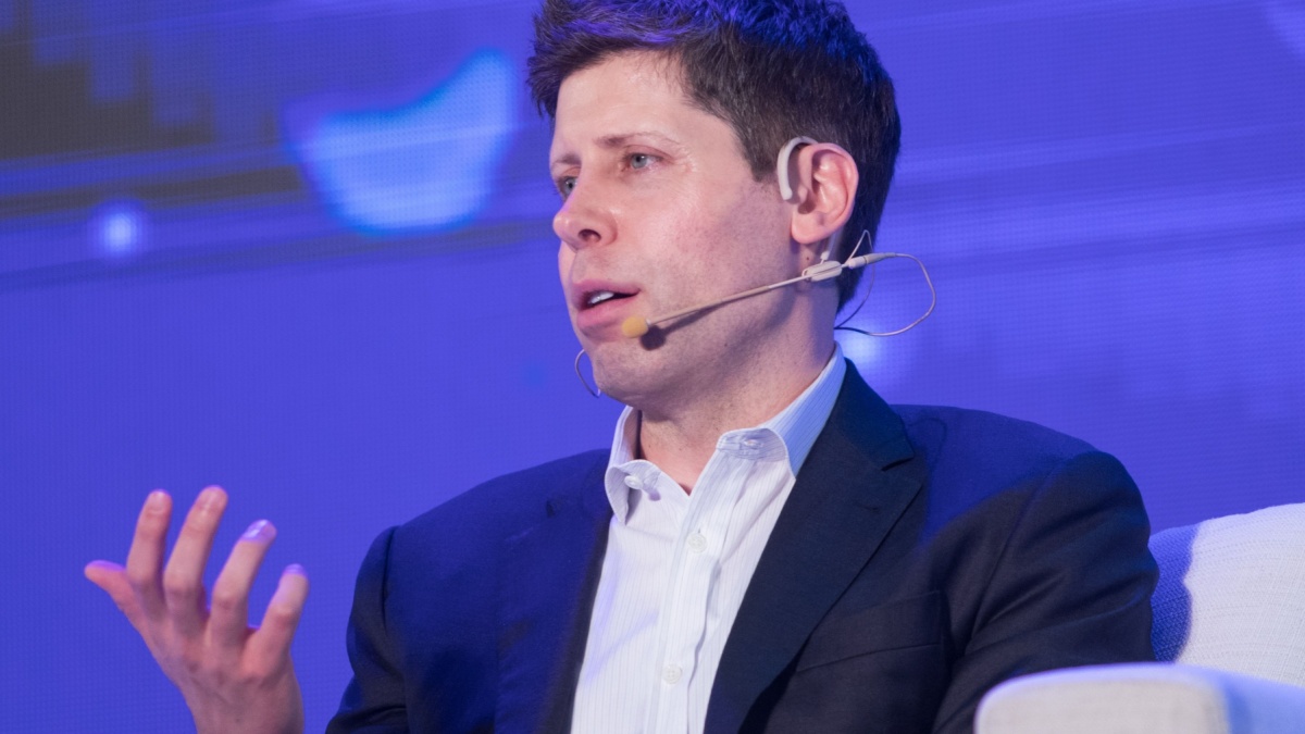 es el turno de Sam Altman (CEO de OpenAI) de anunciar el reemplazo de los teléfonos inteligentes por este nuevo dispositivo