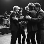 en un emotivo adiós, the who rinde homenaje a su baterista zak starkey, quien ha dejado una huella imborrable en la historia de la música. descubre los momentos más destacados de su carrera y su legado en la banda.