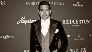 descubre cómo guillermo herrera, originario de san luis potosí, participa en la promoción de bridgerton, al igual que la icónica imagen de netflix.