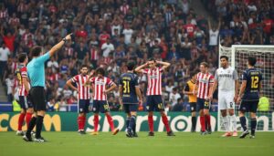 chivas consigue un empate 2-2 frente a pumas tras un polémico penalti en los últimos minutos del partido, asegurando un resultado controvertido y emocionante.