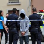 un sospechoso ha sido detenido tras la trágica caída mortal de una mujer desde un tercer piso en pamplona. las autoridades investigan las circunstancias del incidente.