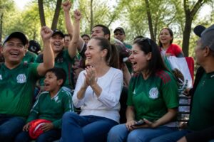 sheinbaum celebró la victoria de méxico en un parque popular de la ciudad de méxico, alejada del brillo y glamour de los asientos vip, mostrando su conexión con la gente común.