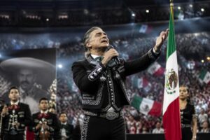 alejandro fernández emociona al interpretar el himno nacional en el mundial 2026 y dedica un mensaje conmovedor a vicente fernández, homenajeando su legado.