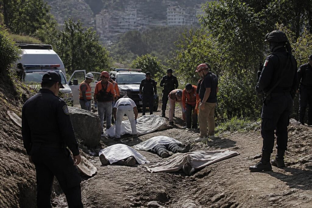 las autoridades encontraron cuatro cuerpos cerca de ciudad de méxico mientras buscaban a una persona desaparecida, intensificando la investigación en la zona.