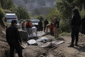 las autoridades encontraron cuatro cuerpos cerca de ciudad de méxico mientras buscaban a una persona desaparecida, intensificando la investigación en la zona.