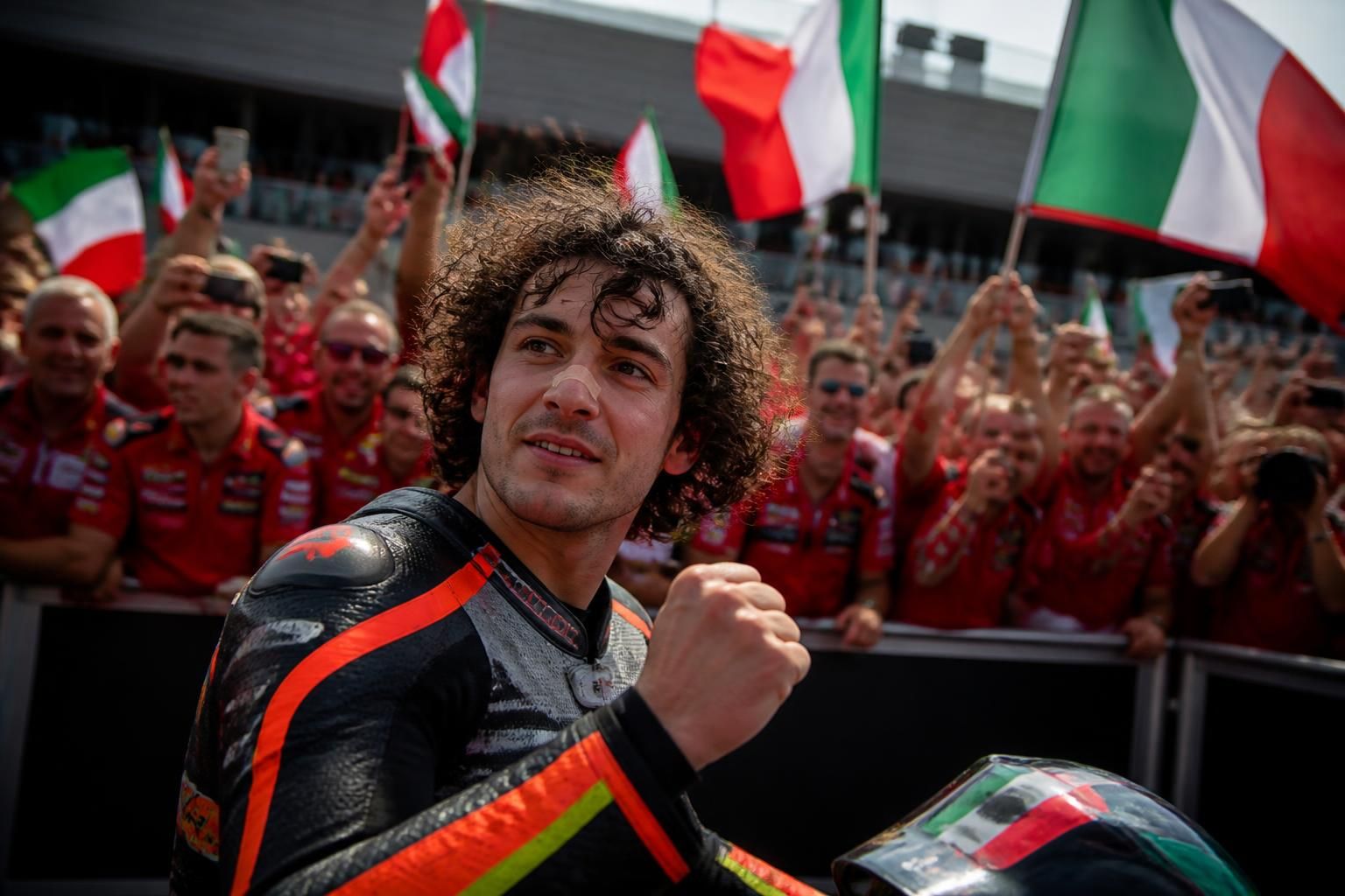 bezzecchi eclipsa la celebración de ducati en italia con una actuación destacada.