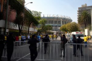 calles cerradas cerca del estadio ciudad de méxico debido al partido de fútbol entre uzbekistán y colombia. infórmate sobre las rutas alternativas y horarios para evitar contratiempos.