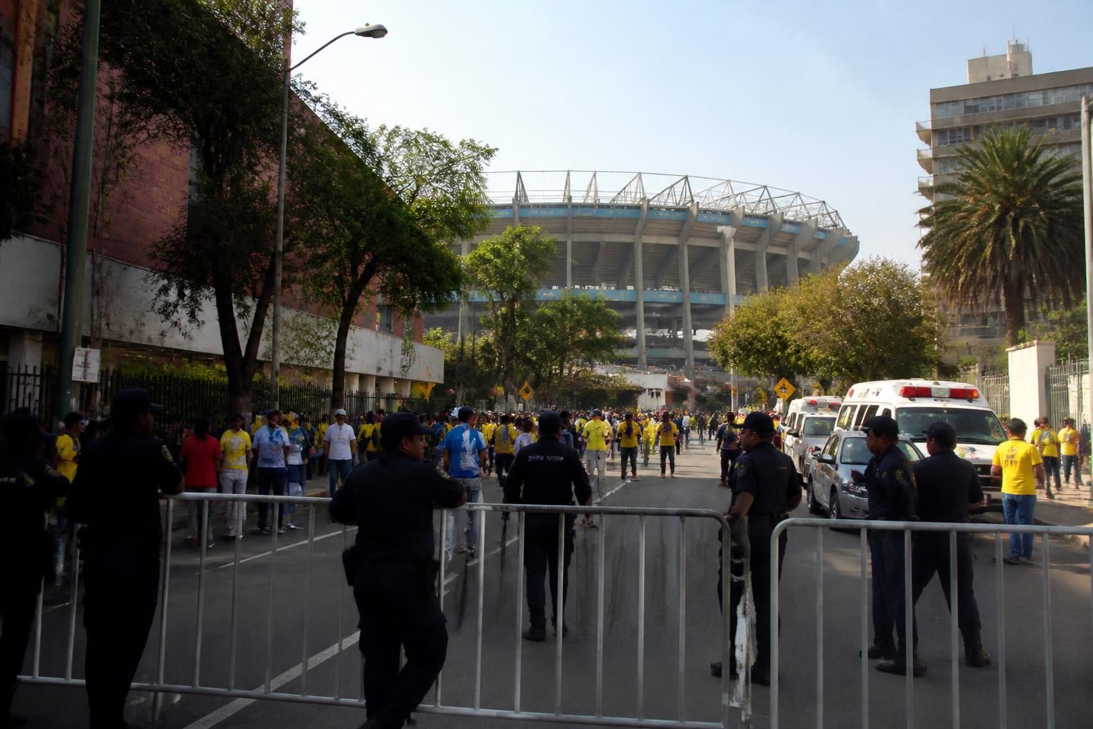 calles cerradas cerca del estadio ciudad de méxico debido al partido de fútbol entre uzbekistán y colombia. infórmate sobre las rutas alternativas y horarios para evitar contratiempos.