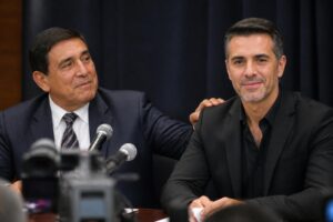 carlos bonavides aconseja a sergio mayer aprovechar su pensión del bienestar, enfatizando que es un derecho que debe ejercer para mejorar su calidad de vida.
